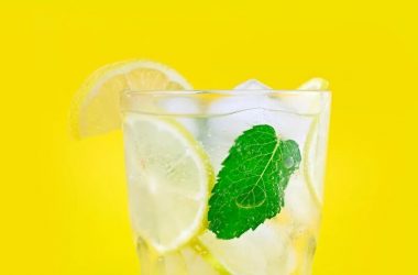 Kodėl verta rytais gerti vandenį su citrina