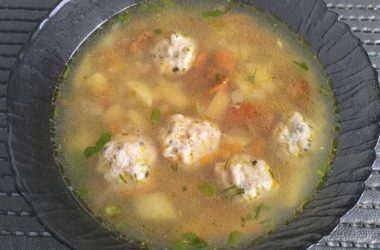 Perlinių kruopų sriuba su mėsos kukuliais