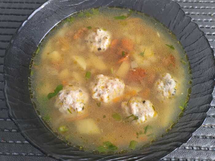Perlinių kruopų sriuba su mėsos kukuliais