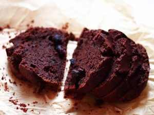 Drėgnas šokoladinis pyragas su razinomis receptas