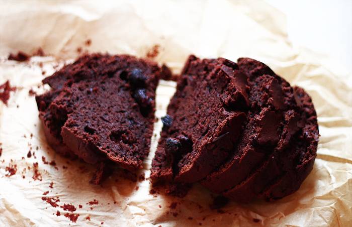 Drėgnas šokoladinis pyragas su razinomis receptas