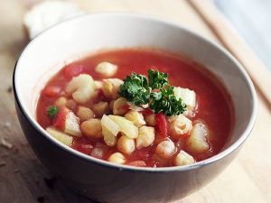 Avinžirnių sriuba su pomidorais