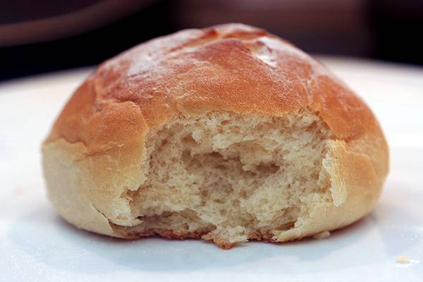 Simple fluffy breakfast bread rolls