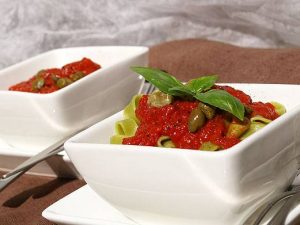 Makaronai su kaparėliais ir pomidorų padažu