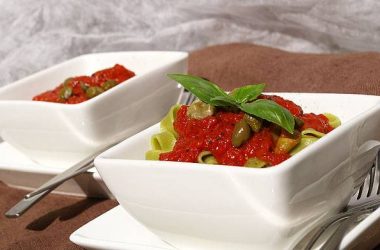 Makaronai su kaparėliais ir pomidorų padažu