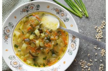Raugintų agurkų sriubos su perlinėmis kruopomis receptas