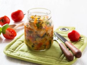 Agurkų ir pomidorų salotų be sterilizacijos receptas