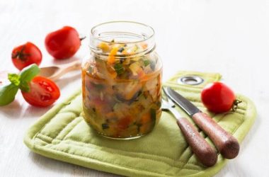 Agurkų ir pomidorų salotų be sterilizacijos receptas