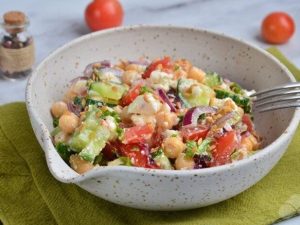 Avinžirnių ir daržovių salotų receptai