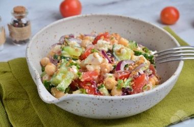 Avinžirnių ir daržovių salotų receptai