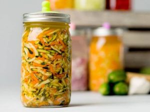 Kopūstų su agurkais salotų receptas žiemai