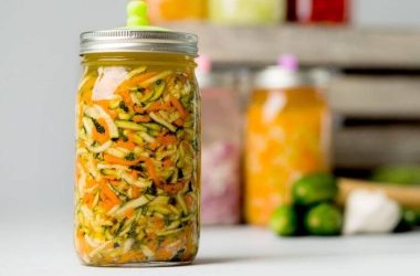 Kopūstų su agurkais salotų receptas žiemai