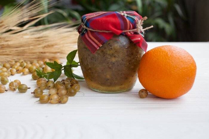 Paprasta agrastų uogienė su apelsinais žiemai