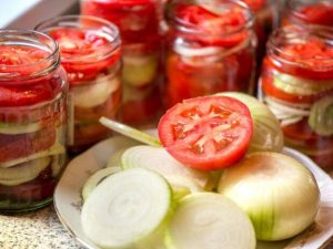 Pomidorų su želatina ir svogūnais receptas žiemai