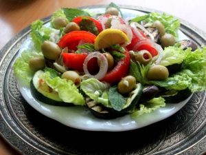 Grilintų baklažanų ir cukinijų salotos