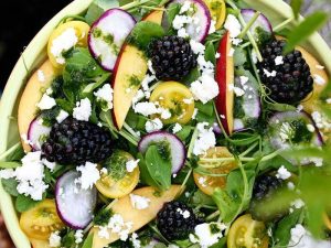 Žirnių daigų salotos su gervuogėmis ir nektarinais
