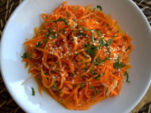 Korėjietiškos morkų salotos