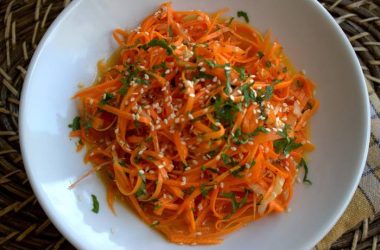 Korėjietiškos morkų salotos
